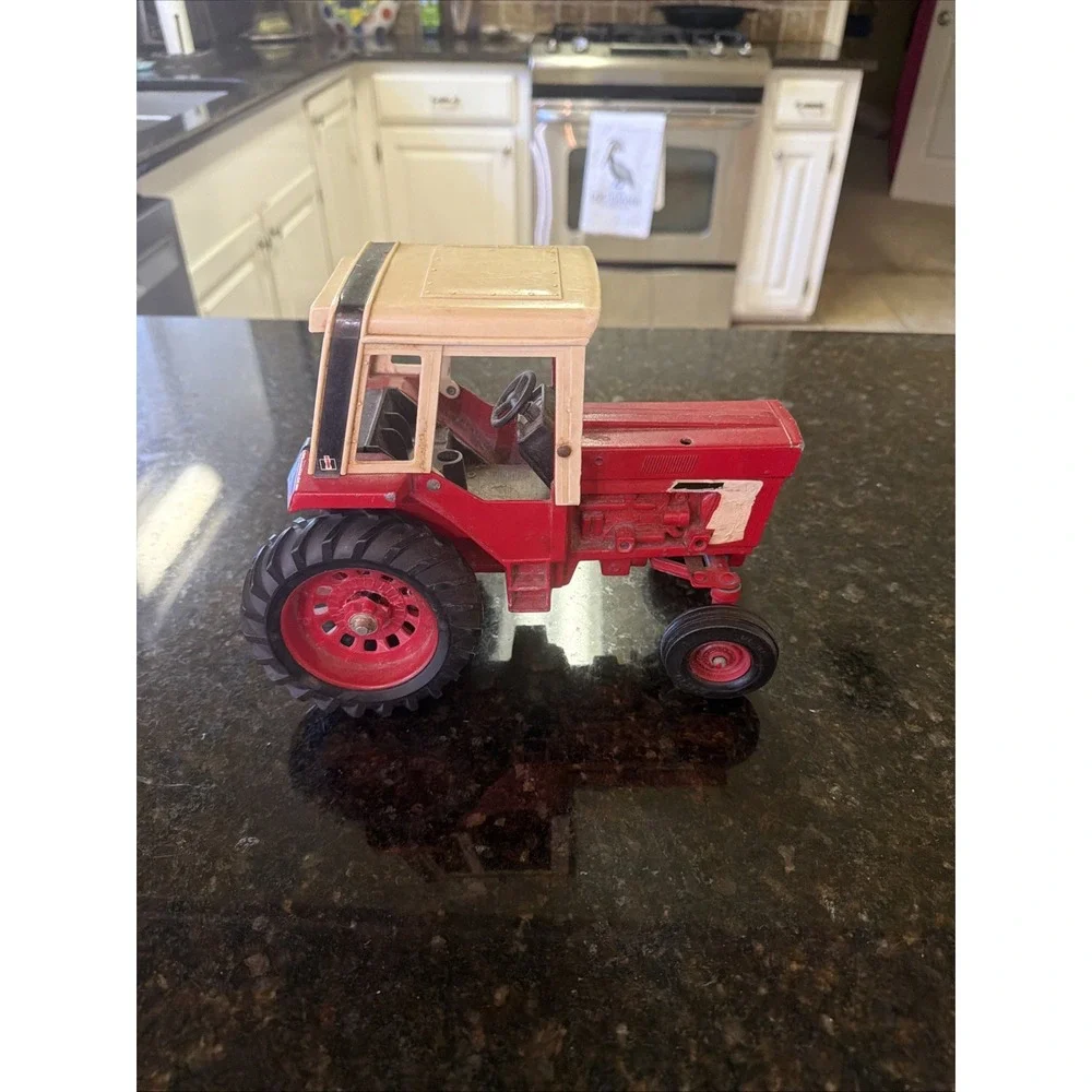 ERTL Vintage International Harvester 1586 Die-Cast Metal Toy Tractor 1:16 #BK3